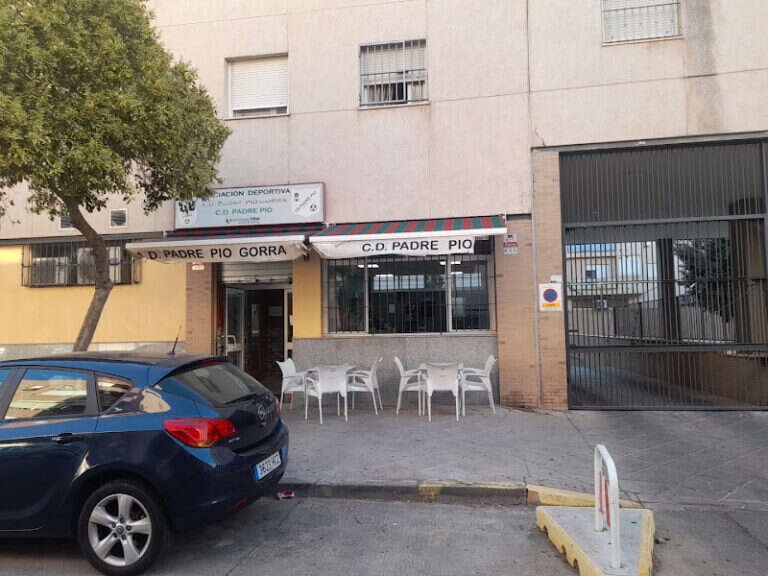 Asociación Deportiva Padre Pío Gorra, bar o restaurante en Palmete, Sevilla