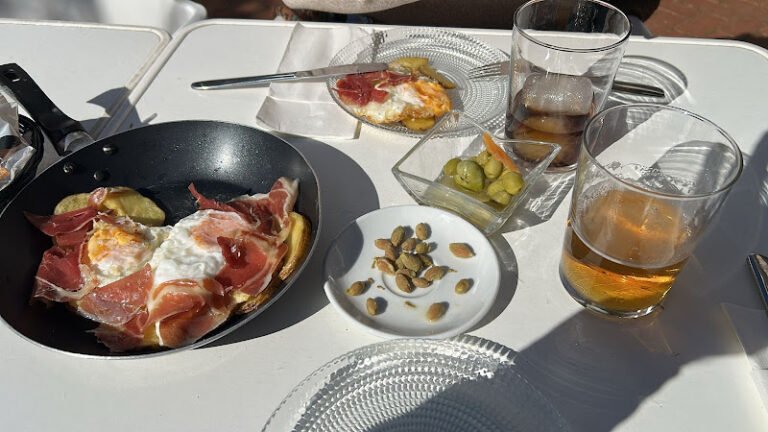 Baikal Sevilla, bar o restaurante en Bellavista, Sevilla