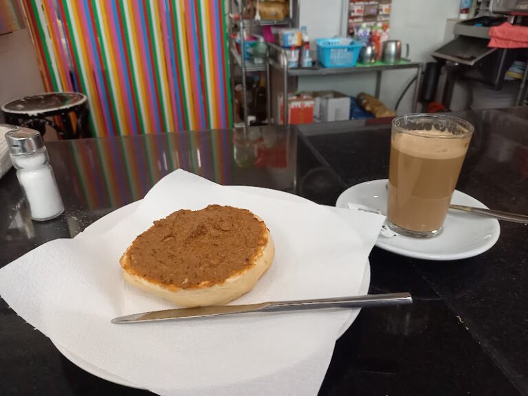 Bar Café de Arlés, bar o restaurante en Camas, Sevilla