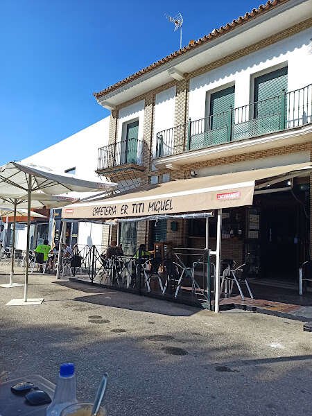 Bar-Cafetería TITI MIGUÉ, bar o restaurante en Sanlúcar la Mayor, Sevilla