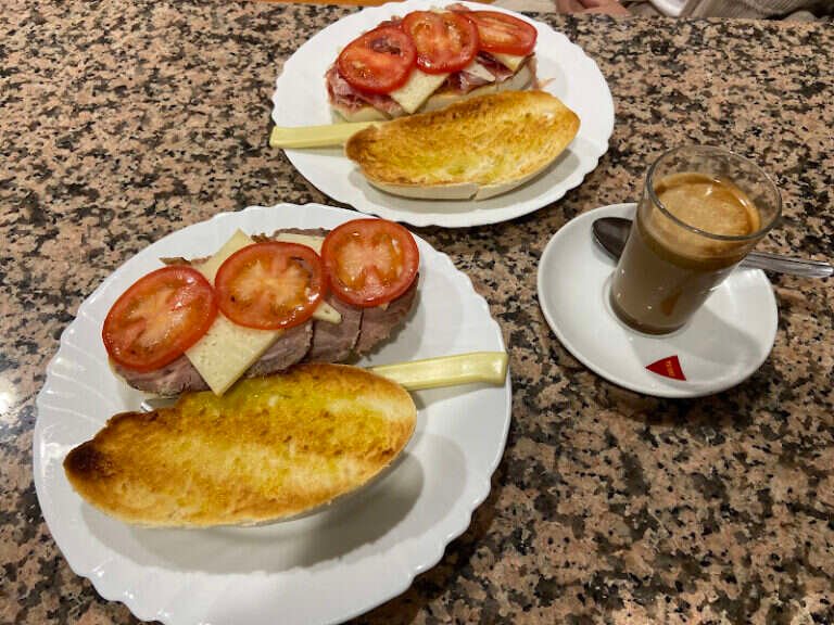 Bar Desayunos Tapas Montaditos, bar o restaurante en Bellavista, Sevilla