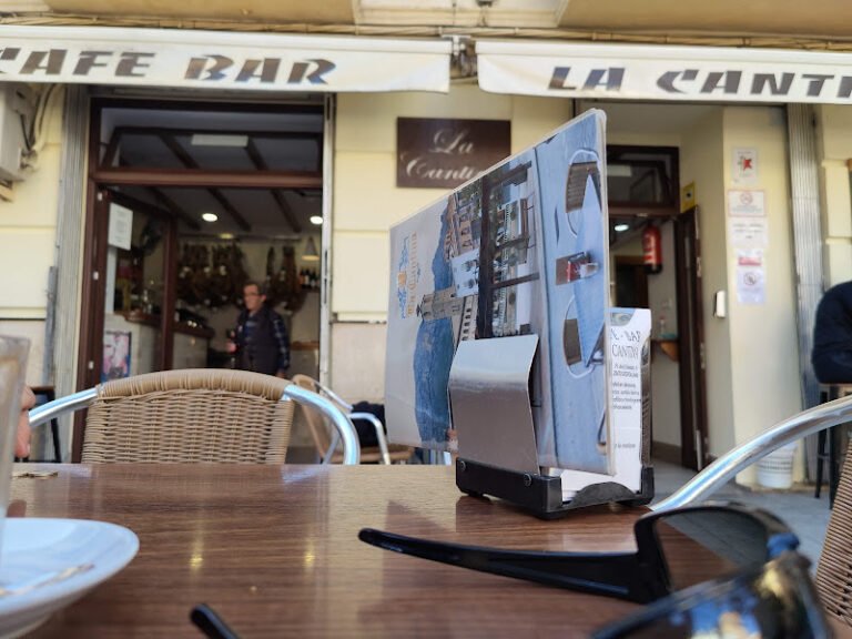 Café Bar la Cantina, bar o restaurante en Los Remedios, Sevilla