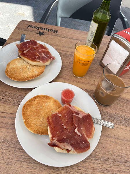 Cafe Bar Le Crĕme, bar o restaurante en Utrera, Sevilla