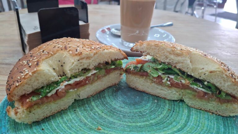 Cafetería Cervecería El Bastinazo, bar o restaurante en Coria del Río, Sevilla