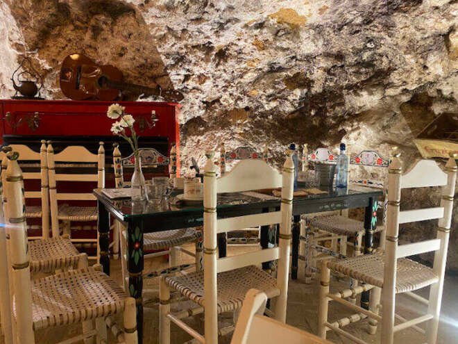 Cafetería Cueva de la Zarzamora, bar o restaurante en Alcalá de Guadaíra, Sevilla