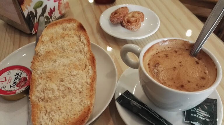 Cafetería El Crusanito, bar o restaurante en Carmona, Sevilla