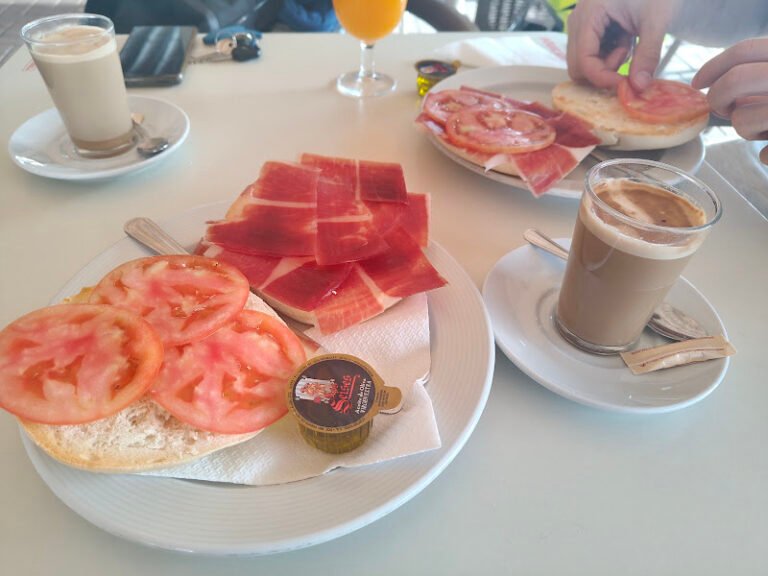Cafetería Gran Vía, bar o restaurante en Palomares del Río, Sevilla