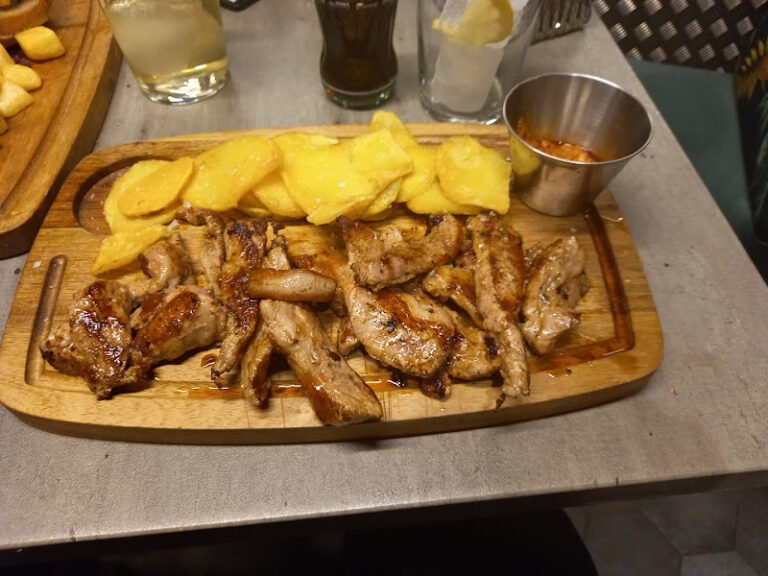 Cafetería Mesón Gelves, bar o restaurante en Gelves, Sevilla