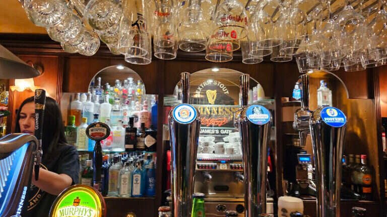 DONEGAN IRISH PUB, bar o restaurante en Alcalá de Guadaíra, Sevilla