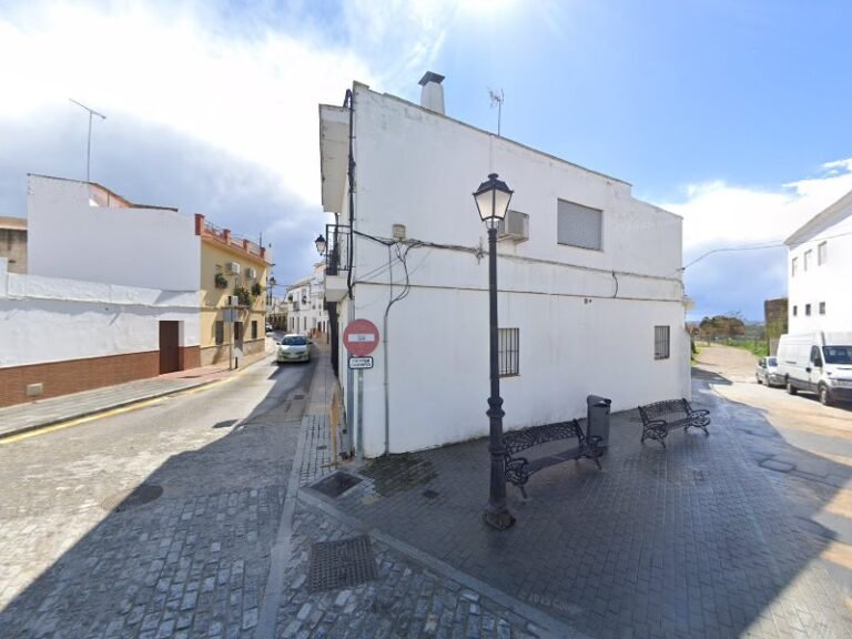 Esquina, bar o restaurante en Sanlúcar la Mayor, Sevilla