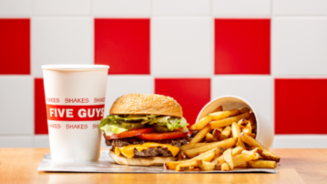Five Guys Sevilla Lagoh, bar o restaurante en Bellavista, Sevilla