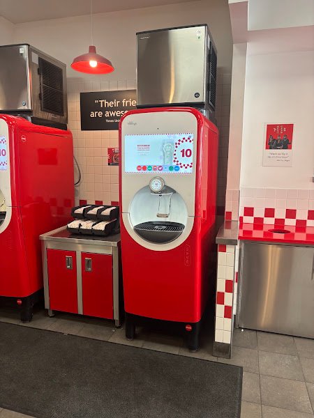 El Arenal, Sevillaのバーまたはレストラン、Hamburguesería Five Guys Sevilla Constitución