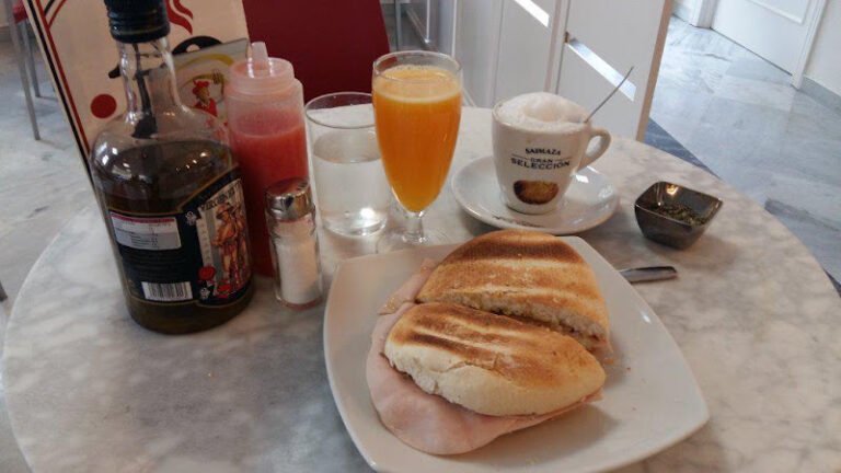 Kafee To Cafeteria Bar, bar o restaurante en Coria del Río, Sevilla