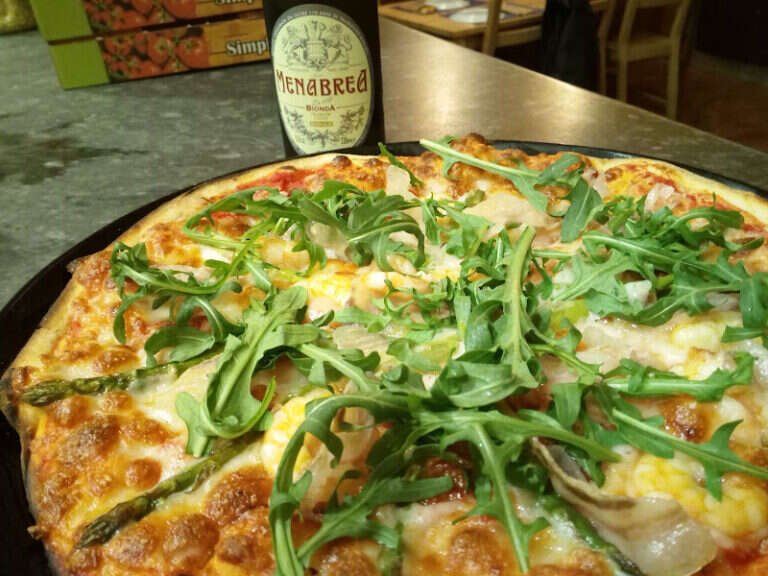 Pizzería La Parmesana, bar o restaurante en Los Remedios, Sevilla
